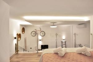 1 dormitorio con 1 cama con una bicicleta en la pared en Moderno loft en el corazón histórico de Estepona - CASA PEPITA 17, en Estepona
