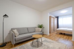een woonkamer met een bank en een tafel bij Filip in Bar