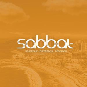 un panneau pour une plage avec le mot sodorf dans l'établissement Sabbat Mazatlán, à Mazatlán