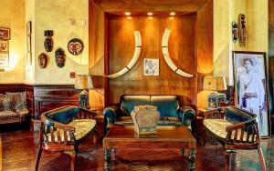 - un salon avec des chaises, une table et un canapé dans l'établissement Sabbat Mazatlán, à Mazatlán