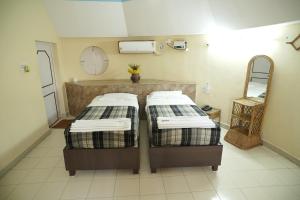 Een bed of bedden in een kamer bij Kishkinda Heritage Resort