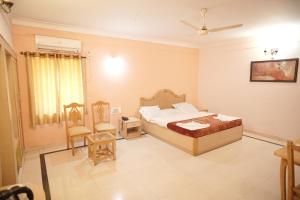 Een bed of bedden in een kamer bij Kishkinda Heritage Resort