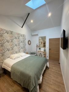 1 dormitorio con 1 cama grande y TV en La Grange de Witry, en Witry-lès-Reims