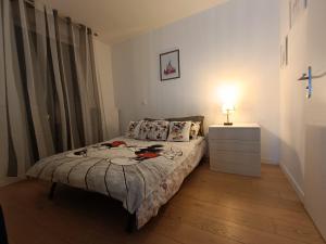 מיטה או מיטות בחדר ב-DISNEY - PARIS 5 Min DE DISNEY - PK privé gratuit - 4 personnes - Terrasse jardin