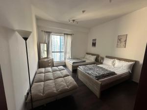 salon z 2 łóżkami i kanapą w obiekcie Haidy homes 2BR apartment Jbr w Dubaju