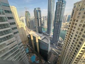 z góry widok na miasto z wysokimi budynkami w obiekcie Haidy homes 2BR apartment Jbr w Dubaju