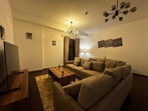 salon z kanapą i stołem w obiekcie Haidy homes 2BR apartment Jbr w Dubaju