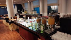 un restaurante con una barra con bebidas. en Hotel Torresport, en Torrelavega