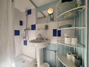 a bathroom with a sink and a toilet and a shower at Zone piétonne - Wifi, AC, 2 pers in Nice