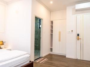 um quarto com uma cama e uma porta de vidro deslizante em ROSA QUEEN HOTEL em Bien Hoa