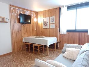 a living room with a table and a couch at Les Tomettes - Apt. 5 personnes in Saint-Lary-Soulan