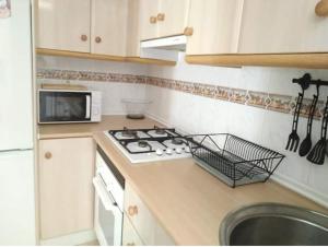 ロス・アルカサレスにあるCASA GORRIÓNのキッチン(コンロ、シンク、電子レンジ付) +6枚の写真