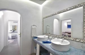uma casa de banho com 2 lavatórios e um espelho grande em Panormos Beach Escape Dreamy Coastal Retreat em Panormos Mykonos