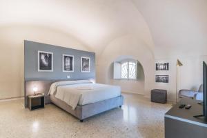 a bedroom with a large bed and a window at Foresteria Il Voltone in Cremona