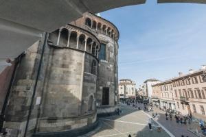 un grupo de personas caminando en una calle al lado de un edificio en Foresteria Il Voltone, en Cremona