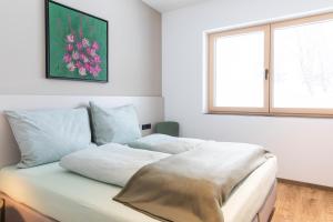 1 dormitorio con cama y ventana en Ankemma - eure Ferienapartments in Grins, en Grins