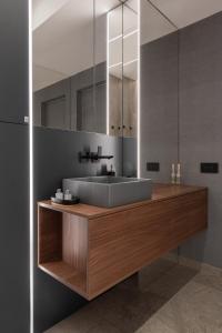La salle de bains est pourvue d'un lavabo et d'un miroir. dans l'établissement Boudoir Apartment City Tower - 15th floor, à Cluj-Napoca