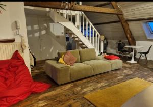ein Wohnzimmer mit einem Sofa und einer Treppe in der Unterkunft Sunny Penthouse with terras in Gent