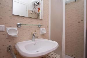 uma casa de banho com um lavatório branco e um espelho. em M200 - Marcelli, nuovo bilocale a 200mt dal mare em Marcelli
