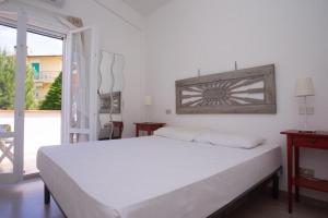 um quarto branco com uma cama grande e uma janela em M200 - Marcelli, nuovo bilocale a 200mt dal mare em Marcelli