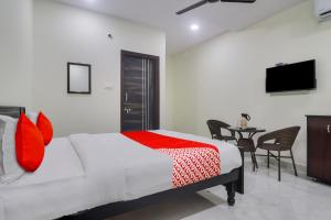 Een bed of bedden in een kamer bij OYO Flagship Hotel Vj Residency