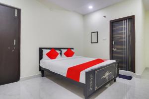 Una cama o camas en una habitación de OYO Flagship Hotel Vj Residency