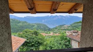 特雷莫西內的住宿－Casa Gagliarda appartamento Musio，从一扇窗户可欣赏到城镇和山脉的美景