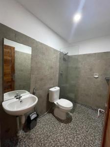 e bagno con servizi igienici, lavandino e doccia. di Balian Paradise Resort a Selemadeg