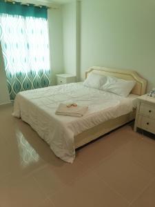 a bedroom with a bed with a robe on it at الخوض السادسة واحة المعرفة in Al Khawḑ