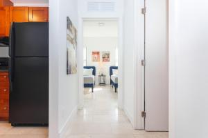 uma cozinha com um frigorífico preto num quarto em 1 BDRM Apartment - heart of Downtown - 5 min to Wynwood em Miami
