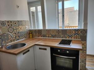 Bischheim的住宿－Joli appart Bischheim +terrasse，厨房配有水槽和台面