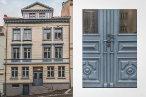 zwei Bilder von einem Gebäude und einer blauen Tür in der Unterkunft Lovely townhouse apartment close to the city centre in Bergen