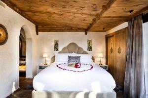 Ein Bett oder Betten in einem Zimmer der Unterkunft Dar Echchaouen Maison d'Hôtes & Riad
