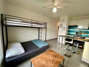 een slaapkamer met een stapelbed en een tafel bij Studio et parking avec plage à 350m in Canet-en-Roussillon