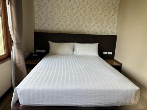 Postel nebo postele na pokoji v ubytování Aonang Hill Krabi-SHA Extra Plus