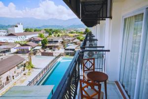 een balkon met uitzicht op een zwembad bij Oudomsin VangVieng Hotel in Vang Vieng