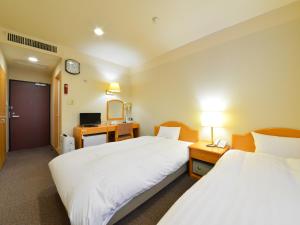 北斗HigashimaeOnsen Shinwanoyu Hotel Akitaya的有两张床和一台电视的酒店房间 更多37张照片