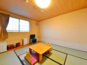 HigashimaeOnsen Shinwanoyu Hotel Akitaya的电视和/或娱乐中心