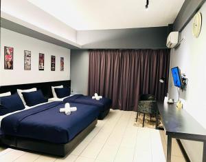 um quarto com 2 camas e uma secretária em M Suite Homestay, Aeropod Sovo Kota Kinabalu em Tanjong Aru