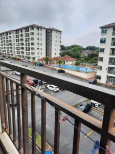 uma vista para um parque de estacionamento a partir de uma varanda em Ratu Homestay em Kuala Selangor