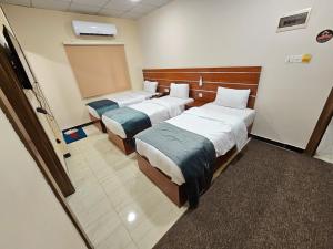 Pokój szpitalny z 2 łóżkami i tablicą kredową w obiekcie Villa Hotel Basra w mieście Basra