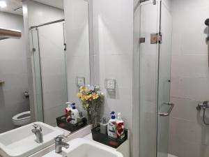 a bathroom with a sink and a shower at H2 Homestay - Ecopark, Văn Giang, Hưng Yên in HÆ°ng YÃªn