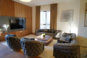 Madinat Jumeirah Living في دبي: غرفة معيشة مع كنب وطاولة قهوة