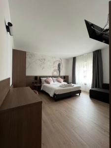ein Schlafzimmer mit einem Bett und einem Sofa in der Unterkunft Green House in Bassano del Grappa