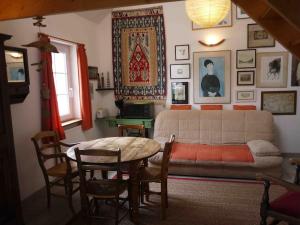 ein Wohnzimmer mit Sofa und Tisch in der Unterkunft Maisonnette - Centre Landerneau in Landerneau