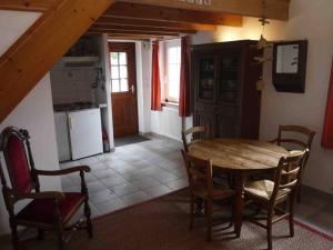 a kitchen and dining room with a table and chairs at Maisonnette - Centre Landerneau in Landerneau