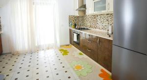 una cucina con frigorifero e pavimento con tappeto a fiori di Villa Özgür a Ortaca
