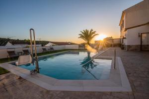 Bazén v ubytovaní La Era Gran casa de vacaciones para grupos adaptad alebo v jeho blízkosti