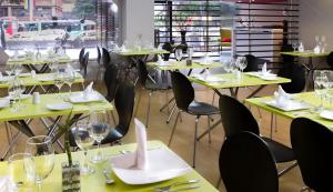 una sala da pranzo con tavoli e sedie gialli di Hospedium Hotel Urban Bogotá Javeriana a Bogotá