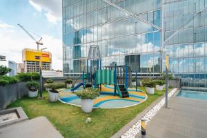 un parque infantil en la azotea de un edificio en Dorsett Residences Kuala Lumpur 3mins to Pavilion Shopping Mall, en Kuala Lumpur